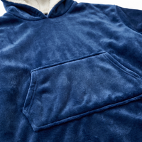 acercamiento a la tela afelpada y suave de la sudadera azul de bella form 