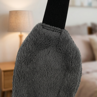 acercamiento a la textura acolchonada y suave del antifaz gris de la marca bella form 