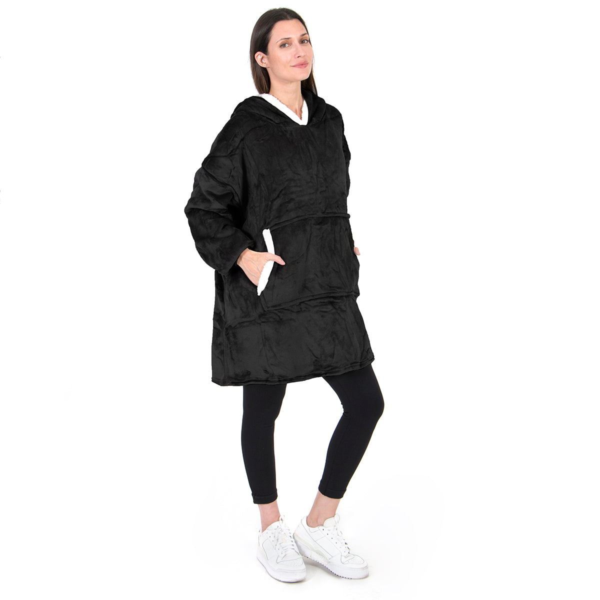 mujer utilizando sudadera negra de borrego 