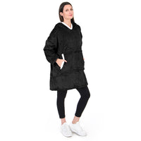 mujer utilizando sudadera negra de borrego 