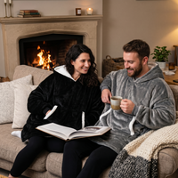 pareja utilizando las sudaderas para estar en un ambiente calido y confortable de la marca bella form 