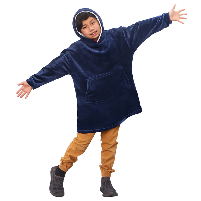 niño utilizando sudadera azul marino 