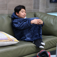 persona utilizando la sudadera azul de la marca bella form para tener un descanso comodo 